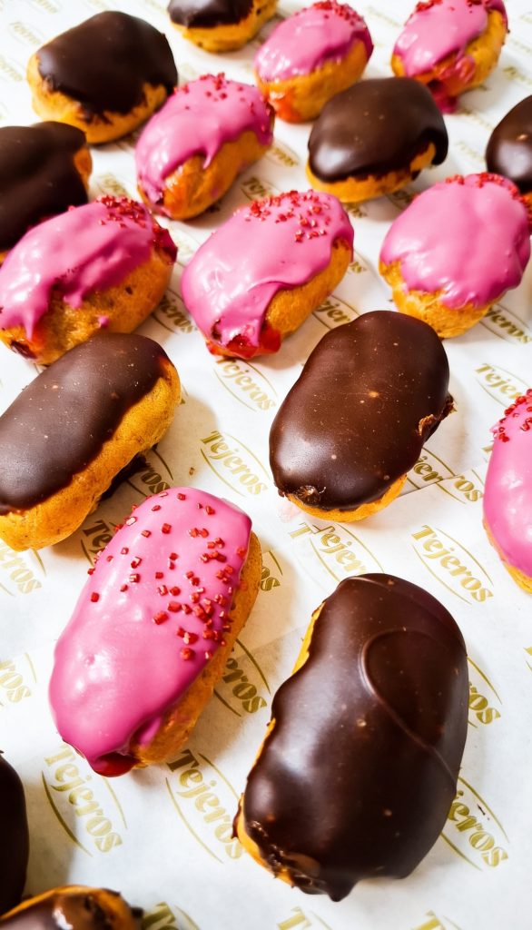 Petisú de chocolate y frambuesa de Tejeros Obrador Málaga